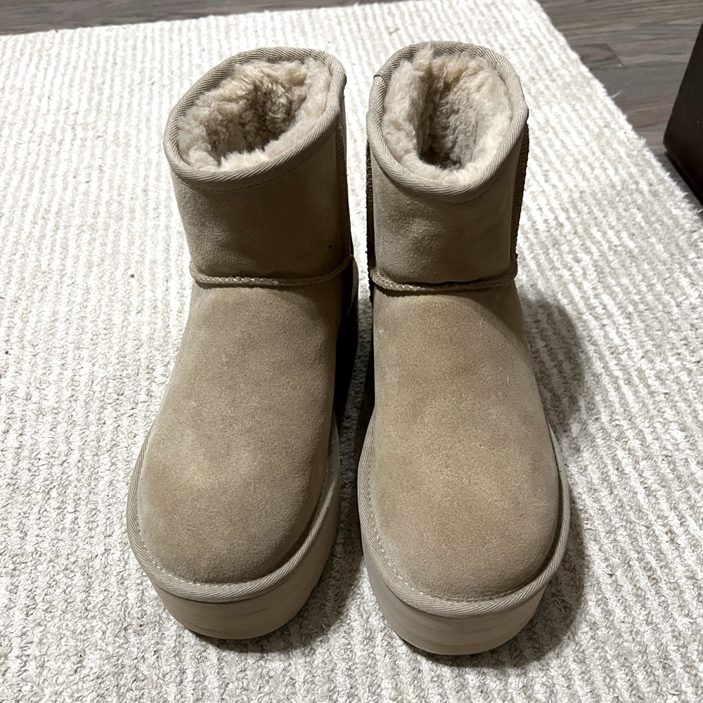 UGG Mini Platform Boot - NWOT - Size 7